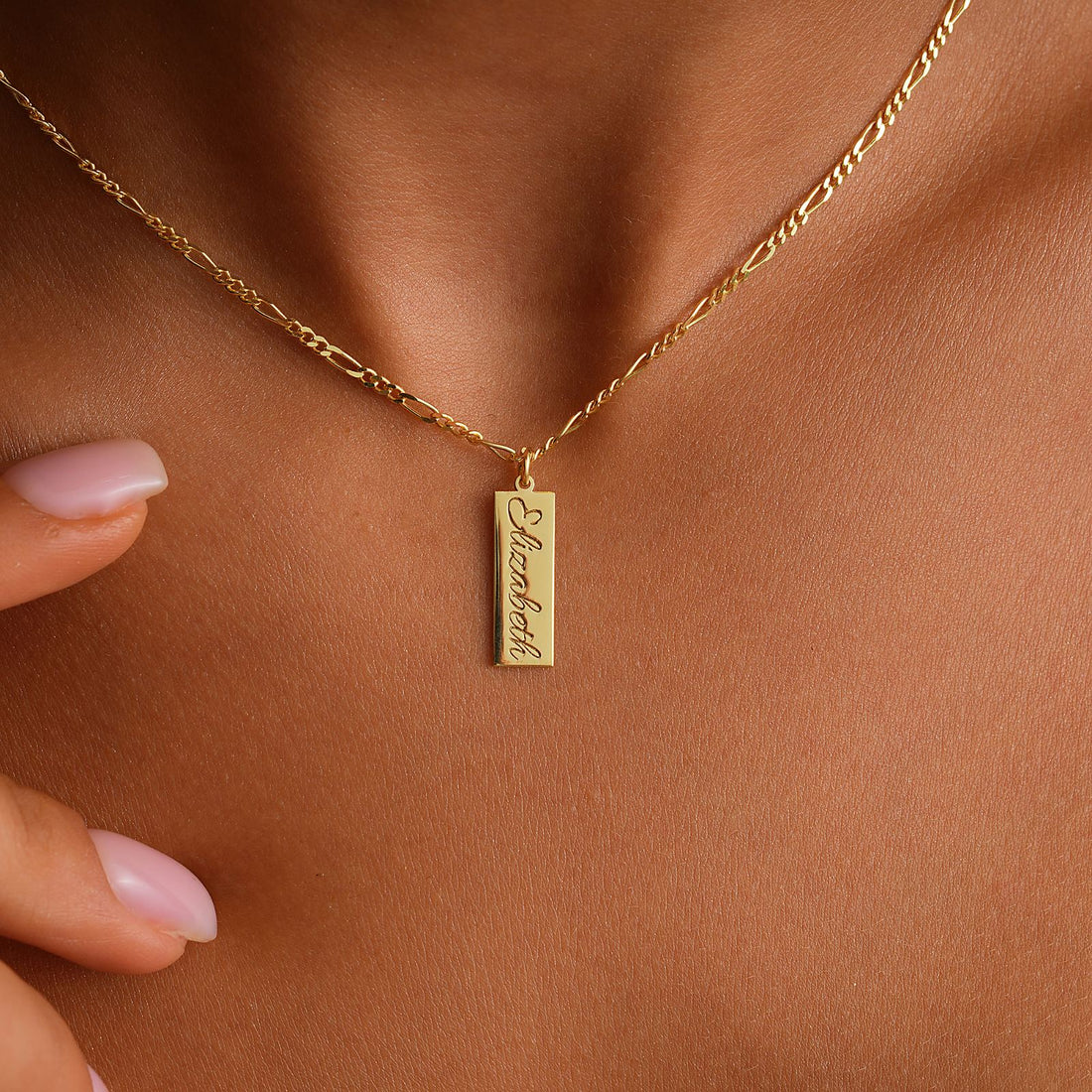 Bar Necklace in gold vermeil with customizable name pendant for unique gifts.